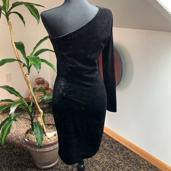 Crushed black velvet one-shouldered body con minidress size medium - Picture 2 of 4